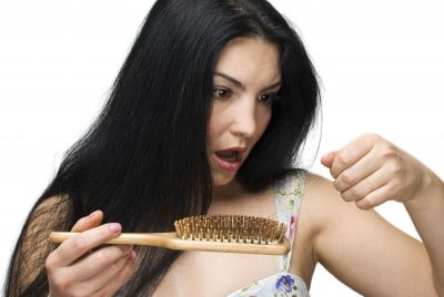 האם באמת קיימים פתרונות לנשירת שיער שעובדים?