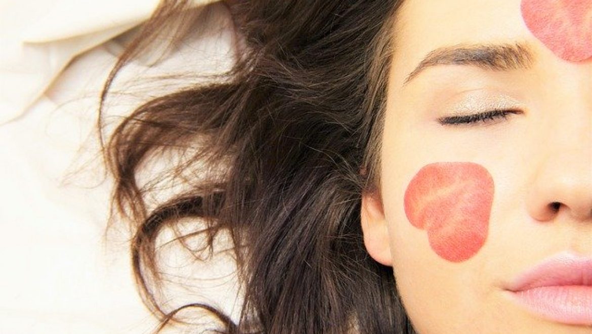 כיצד לטפח את עור הפנים באמצעות קוסמטיקה טבעית?